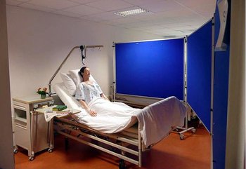 Ein Krankenhausbett, in dem eine Übungspuppe liegt