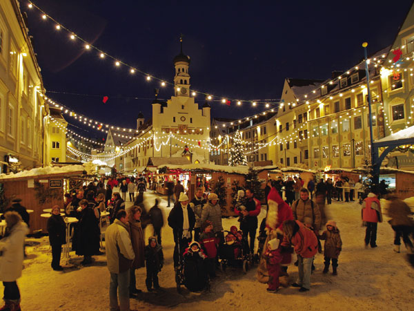 Weihnachtsmarkt auf dem Rathausplatz in Kempten
